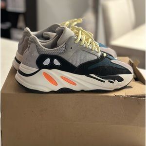 Yeezy 700 Wave Runner size 9